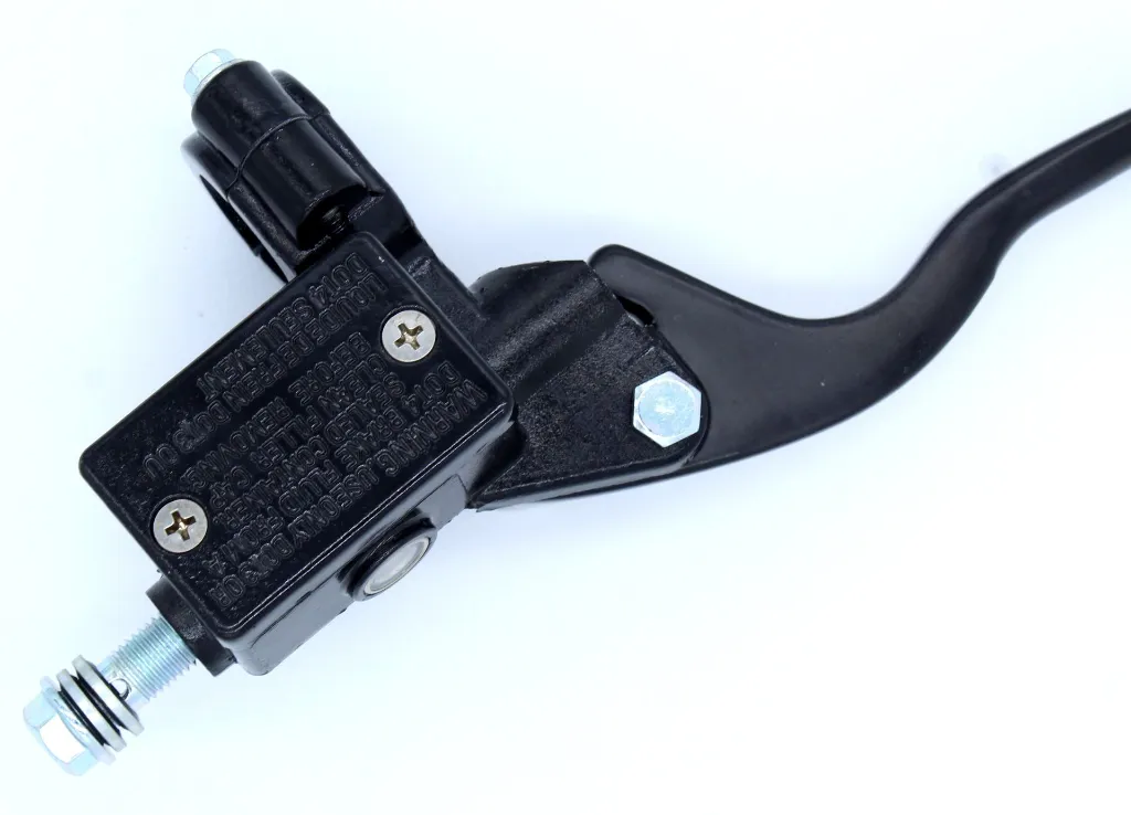 Q06-3110 BOMBA DE FRENO IZQUIERDA ATV 150 2.webp